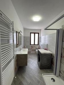 a bathroom with a tub and a sink and a toilet at Affittacamere "Fratello Sole e Sorella Luna" in Greccio