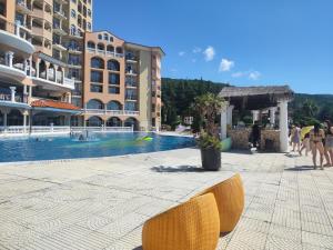 a swimming pool in a resort with people walking around at Elenite Sea View Apartments in Elenite
