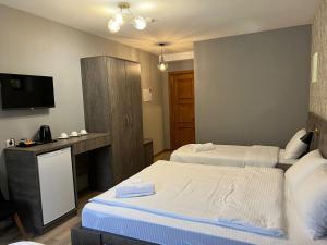 Postel nebo postele na pokoji v ubytování Lagodekhi Inn