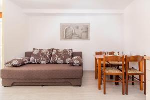 salon z kanapą i stołem w obiekcie Apartment MiMa w Medulinie
