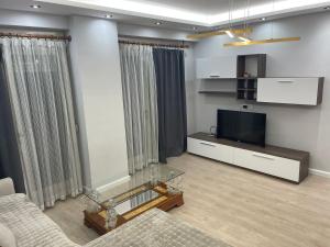 TV a/nebo společenská místnost v ubytování "Complex Delijorgji" Apartment