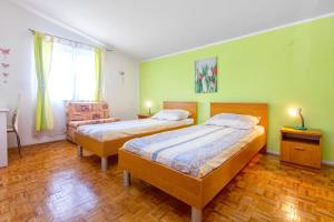 Postel nebo postele na pokoji v ubytování Apartmani Alaga B