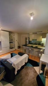 a room with a kitchen and a living room at Cavaye house in London