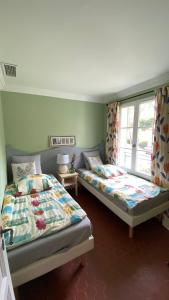 una camera da letto con due letti e una finestra di Kleine Auszeit (Petite Pause) a Grimaud