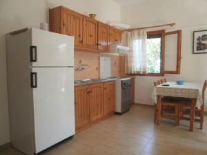 Η κουζίνα ή μικρή κουζίνα στο 2 space- selfcatering Apartment Helen No 8