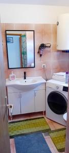 Koupelna v ubytování Apartmani Alaga B