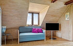 TV a/nebo společenská místnost v ubytování Cozy Home In Harboøre With Wifi