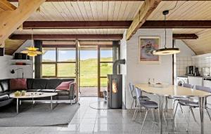 Kuchyň nebo kuchyňský kout v ubytování Cozy Home In Harboøre With Wifi