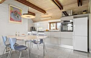 Kuchyň nebo kuchyňský kout v ubytování Cozy Home In Harboøre With Wifi