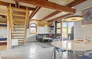 Posezení v ubytování Cozy Home In Harboøre With Wifi