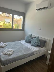 Ένα ή περισσότερα κρεβάτια σε δωμάτιο στο Niko's Urban Beach Living