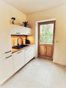 A kitchen or kitchenette at Cocon suspendu