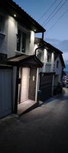 une maison blanche avec une porte et un garage dans l'établissement Sarajevo Old Town 7, à Sarajevo