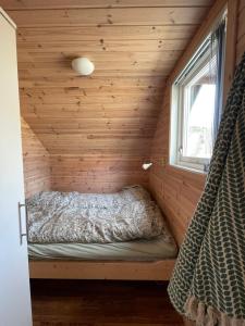 Ένα ή περισσότερα κρεβάτια σε δωμάτιο στο Selvåg cabins by the sea including small boat