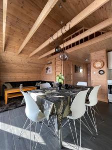 Φωτογραφία από το άλμπουμ του Selvåg cabins by the sea including small boat σε Sørvåg