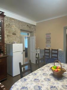 een keuken met een tafel met een fruitmand erop bij Casa do Carqueijo in Vila Praia de Âncora