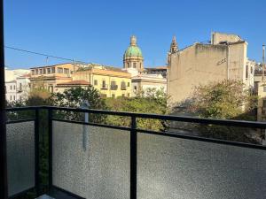 una vista de una ciudad desde un balcón en CavourSuite, en Palermo 7 fotos más