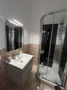 un baño con lavabo y ducha en CavourSuite, en Palermo
