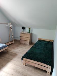 Ένα ή περισσότερα κρεβάτια σε δωμάτιο στο Apartamenty pod groniem