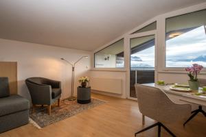 Posedenie v ubytovaní Einraum Studio mit Berg- und Seeblick