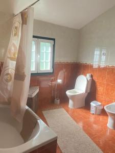 een badkamer met toilet en wastafel bij Casa do Carqueijo in Vila Praia de Âncora +51 foto's