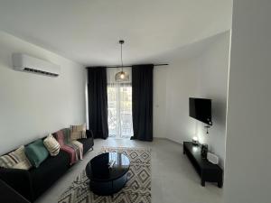 Televisyen dan/atau pusat hiburan di Limassol Urban Beach Retreat- 500m from the beach
