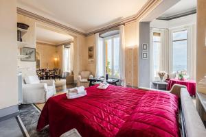 sypialnia z czerwonym łóżkiem i salon w obiekcie Portofino Villa Vista Mare - Giardino - Free Parking w mieście Zoagli