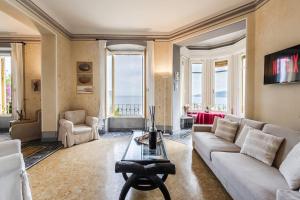 salon z kanapą i stołem w obiekcie Portofino Villa Vista Mare - Giardino - Free Parking w mieście Zoagli