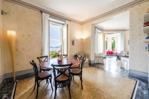 jadalnia ze stołem i krzesłami w obiekcie Portofino Villa Vista Mare - Giardino - Free Parking w mieście Zoagli