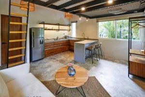 - une cuisine avec une table au milieu d'une pièce dans l'établissement Tucán Studio Malpais, à Malpaís