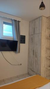 TV a/nebo společenská místnost v ubytování Gea luxury apartment Myrina 1