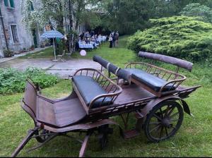 a cannon on a cart in the grass at B&B Casa Pirona in Dignano