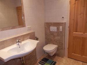 ein Badezimmer mit Waschbecken und Toilette in der Unterkunft Schloßburg Reiserhof in Zell am Ziller + 37 Fotos