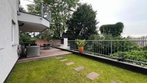 a balcony of a house with a deck with a yard at LudwigsHome Luxus - Zentral, Kostenloser Parkplatz, Terrasse in Ludwigsburg