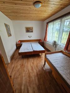 Postel nebo postele na pokoji v ubytování Chalupa Kuks