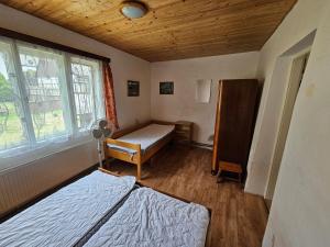 Postel nebo postele na pokoji v ubytování Chalupa Kuks