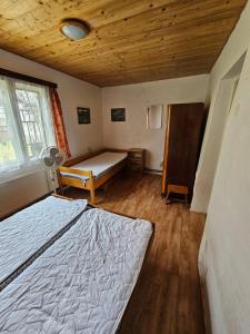 Postel nebo postele na pokoji v ubytování Chalupa Kuks