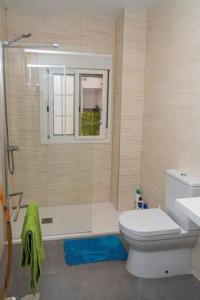 a bathroom with a toilet and a sink and a shower at Céntrico y luminoso in Huelva