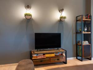 TV a/nebo společenská místnost v ubytování Zeeschelp - Comfortabele kamer bij B&B Gezond aan Zee - Toegang Wellnesstuin meerprijs