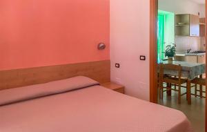 Kuchyň nebo kuchyňský kout v ubytování 1 Bedroom Amazing Apartment In Vieste