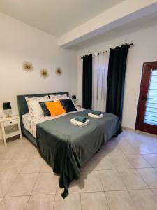 une chambre avec un lit avec une couverture verte dans l'établissement Apartman Mirela, à Rovinj