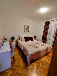 - une chambre avec un grand lit, une table et un bureau dans l'établissement Apartman Mirela, à Rovinj