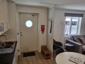 Ruang duduk di Adelsgatan 36 lägenhetshotell, Gotland Living and Meeting +132 gambar
