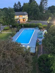 an overhead view of a swimming pool with lounge chairs around it at The Black Mountain Inn in Brattleboro