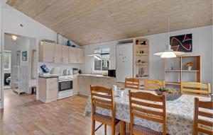 Cucina o angolo cottura di 3 Bedroom Beautiful Home In Højslev
