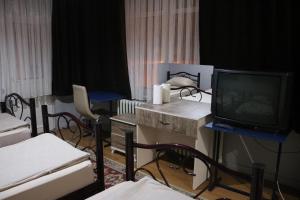 TV a/nebo společenská místnost v ubytování Zafer Hostel