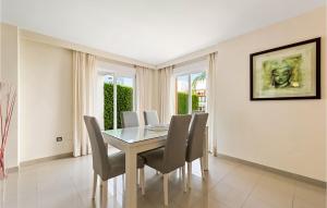 Fotografie z fotogalerie ubytování Amazing Apartment In Estepona With Wifi v destinaci Estepona
