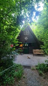 Un edificio con un banco delante de él. en Sunclass Durbuy Chalet 182 Le chaperon rouge, en Durbuy