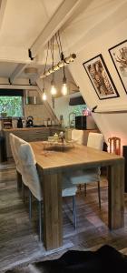 Un comedor con mesa y sillas de madera. en Sunclass Durbuy Chalet 182 Le chaperon rouge, en Durbuy