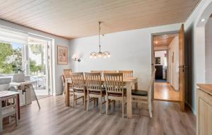 Η κουζίνα ή μικρή κουζίνα στο 3 Bedroom Awesome Home In Videbæk